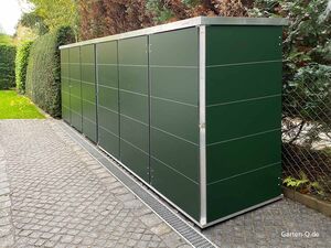 Grünes Gartenlager in modernem Design, platziert auf einem gepflasterten Weg neben Hecken.