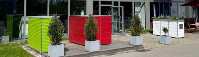 Fahrradunterstand hinter Gartenschrank