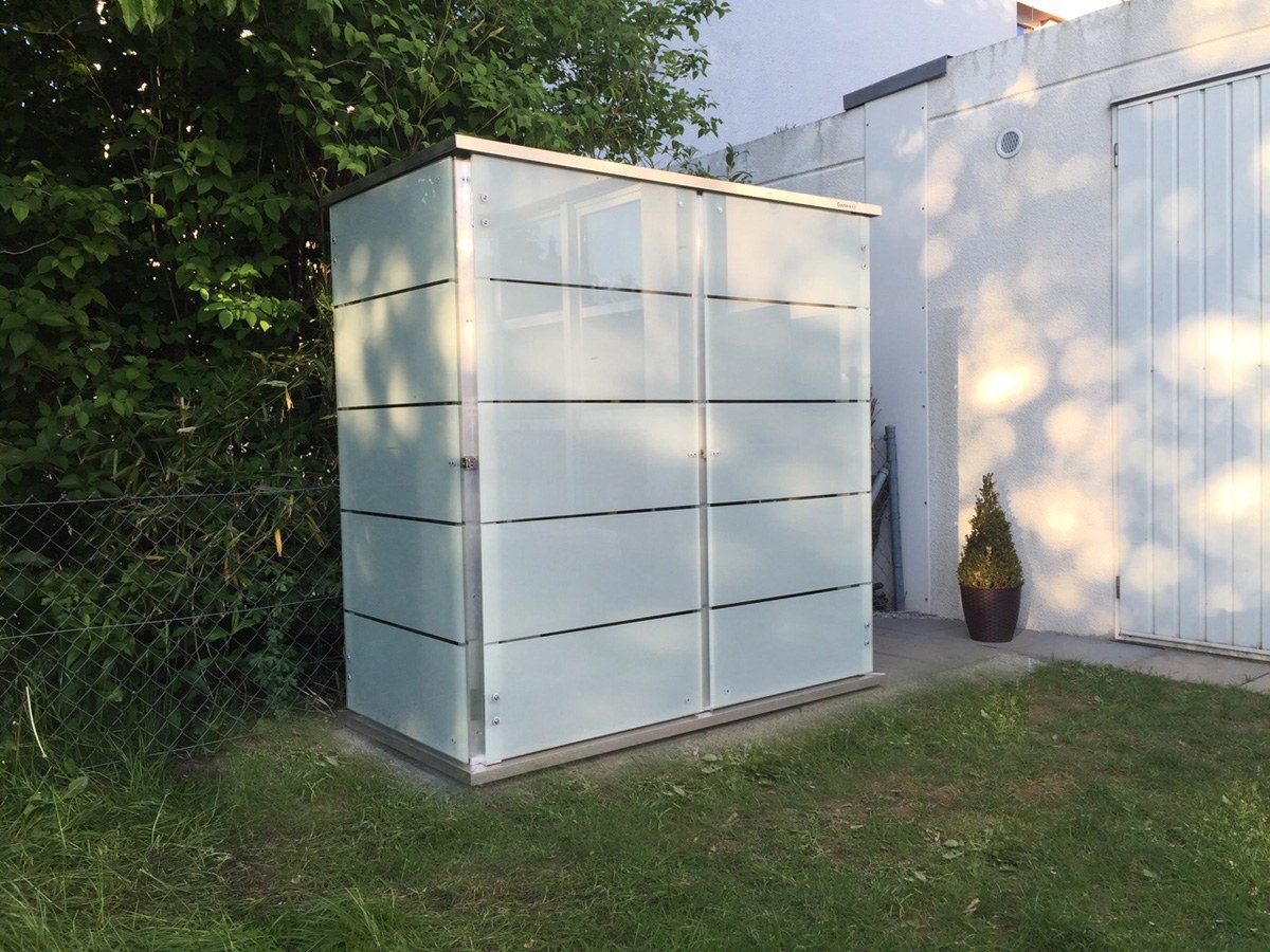 Gartenschrank mit Glastüren. Extrem robust und witterungsbeständig dank 8 mm dickem ESG-Sicherheitsglas.